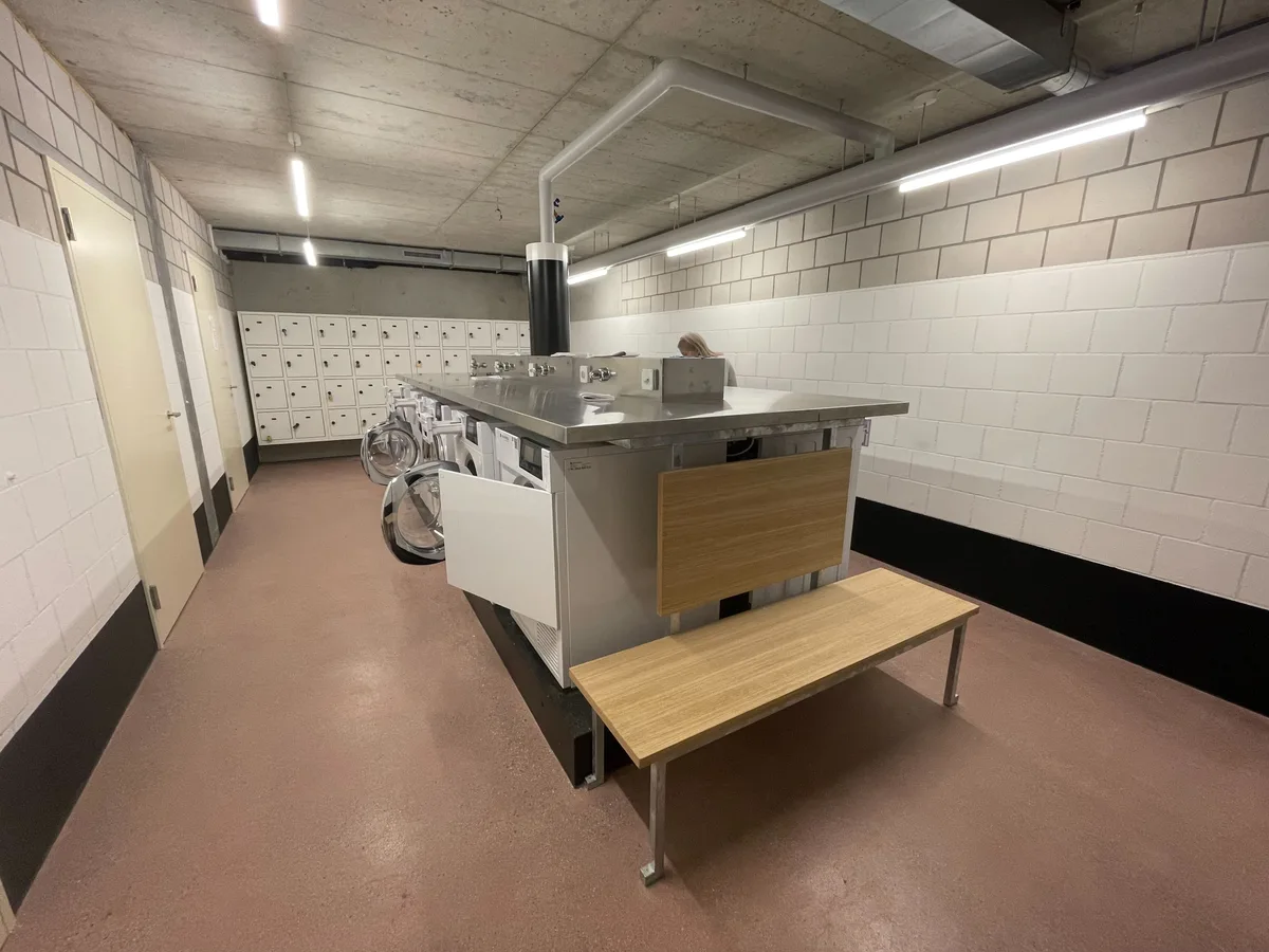 Die Waschküche ist eher ein Waschsalon.  Waschsalon mit Waschmaschinen und Tumblern.